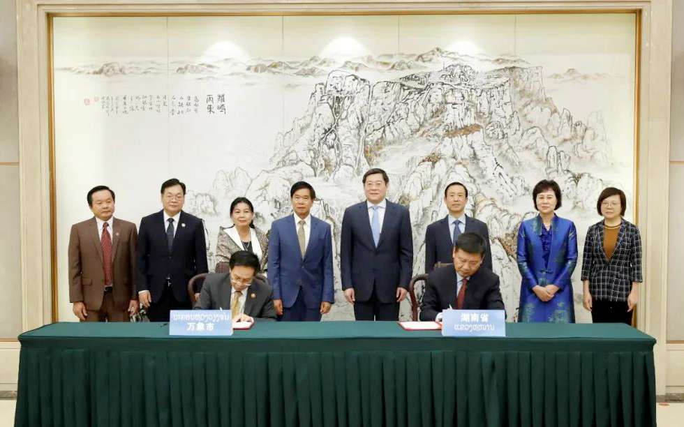 MK体育環(huán)境向老撾萬象捐贈(zèng)7臺(tái)環(huán)衛(wèi)裝備，助力“一帶一路”建設(shè)